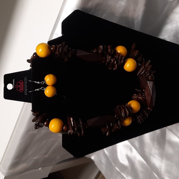 Paparazzi Necklace and  earrings - Picture 2 of 2